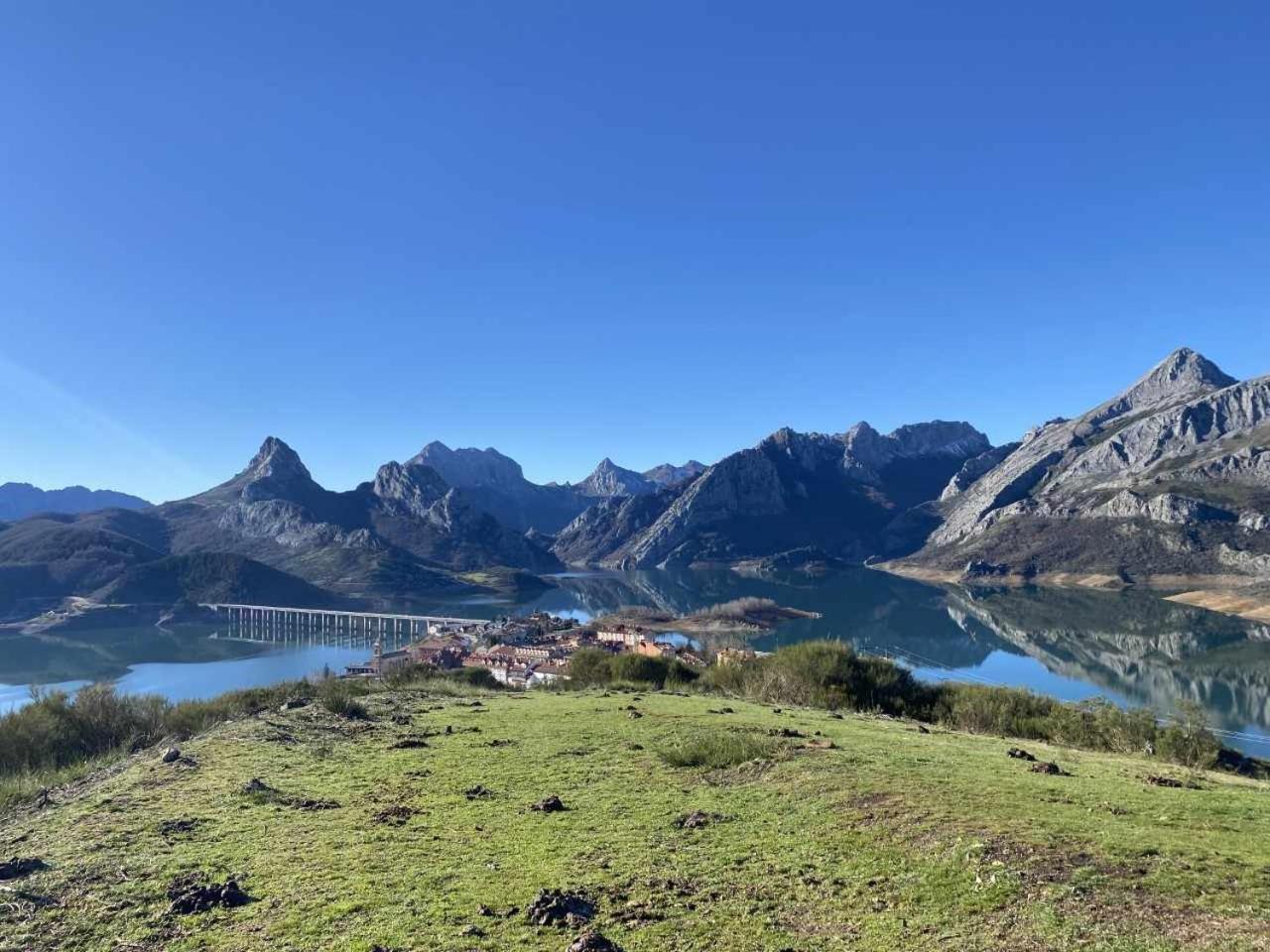 Mirador Solasierra Vistas A La Montana Y Pantano 리아노 외부 사진