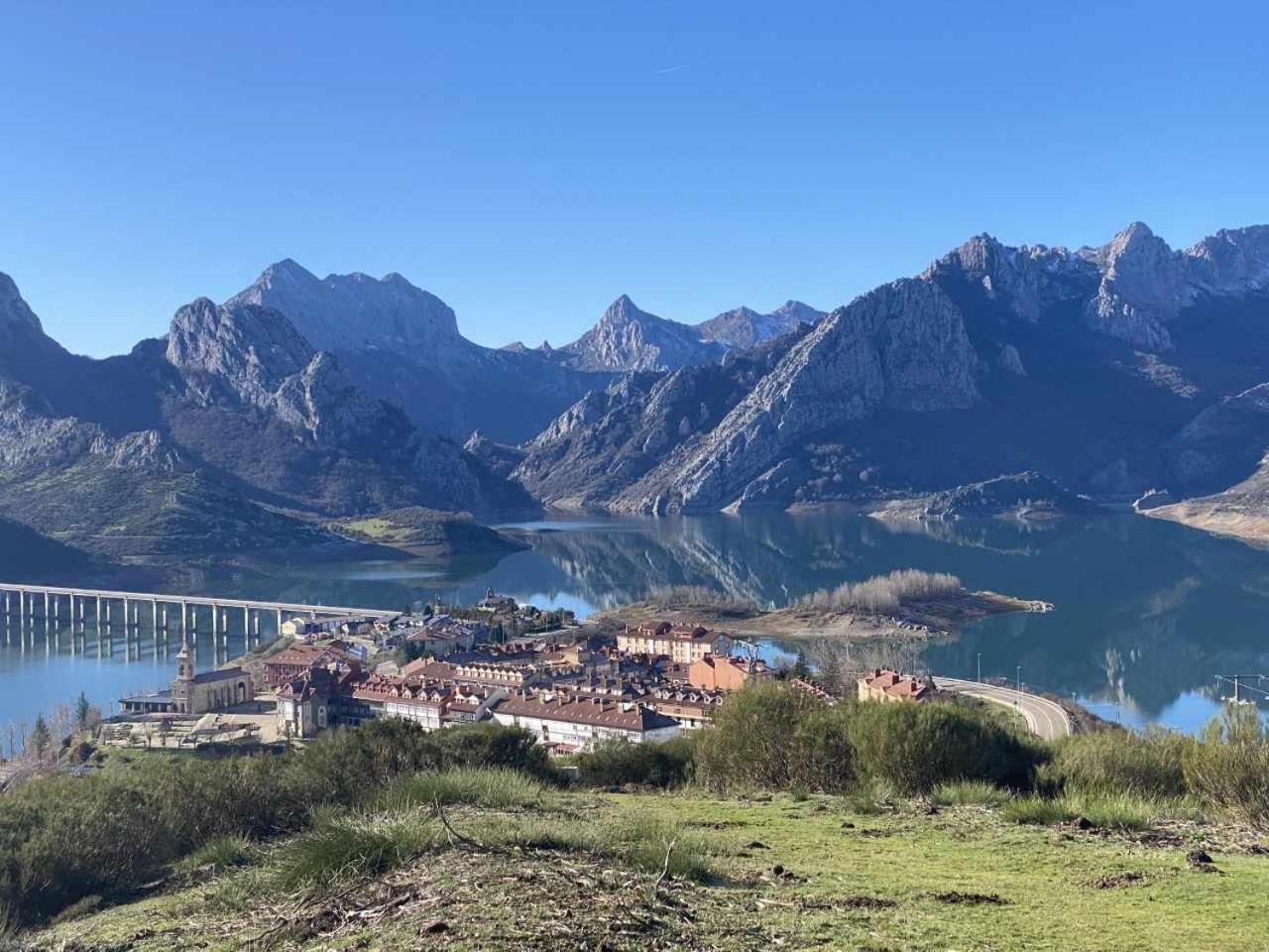 Mirador Solasierra Vistas A La Montana Y Pantano 리아노 외부 사진
