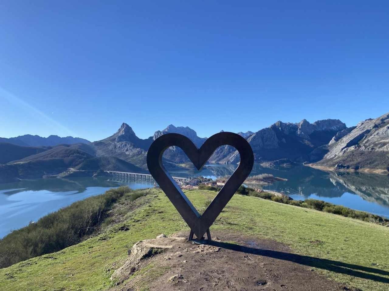 Mirador Solasierra Vistas A La Montana Y Pantano 리아노 외부 사진