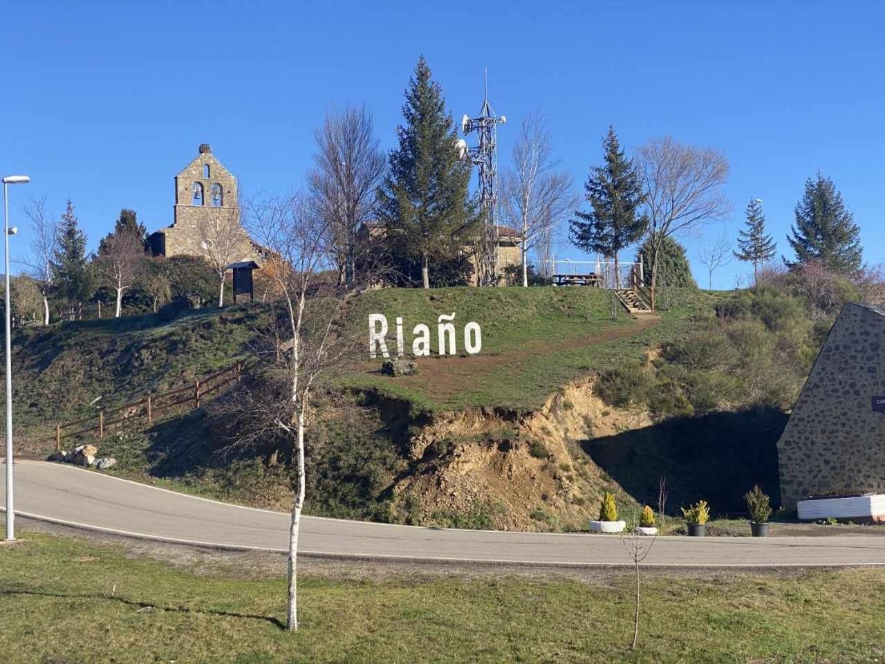 Mirador Solasierra Vistas A La Montana Y Pantano 리아노 외부 사진